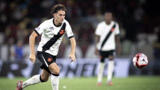 Jogador do Vasco conduz a bola