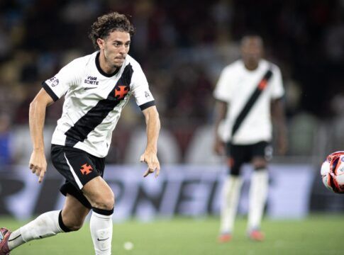 Jogador do Vasco conduz a bola