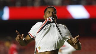 Jogador da base do São Paulo celebra gol sobre o Ibrachina