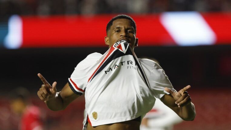 Jogador da base do São Paulo celebra gol sobre o Ibrachina