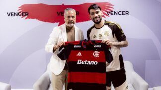 Paquetá segura a camisa do Flamengo ao lado de José Boto