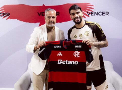 Paquetá segura a camisa do Flamengo ao lado de José Boto
