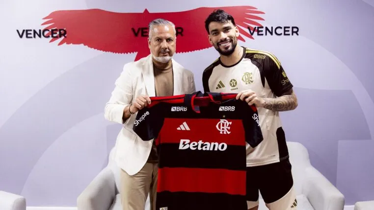 Paquetá segura a camisa do Flamengo ao lado de José Boto