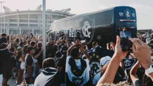 Ônibus do Remo passa no meio da torcida
