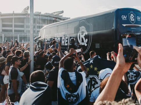 Ônibus do Remo passa no meio da torcida
