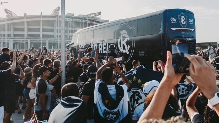 Ônibus do Remo passa no meio da torcida