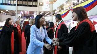 A presidente interina da Venezuela, Delcy Rodríguez, cumprimenta um membro do Supremo Tribunal de Justiça durante a abertura do novo período judicial com os magistrados do Supremo Tribunal, em Caracas. (Foto: Miraflores Palace/Handout/Reuters)