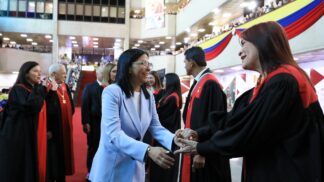 A presidente interina da Venezuela, Delcy Rodríguez, cumprimenta um membro do Supremo Tribunal de Justiça durante a abertura do novo período judicial com os magistrados do Supremo Tribunal, em Caracas. (Foto: Miraflores Palace/Handout/Reuters)