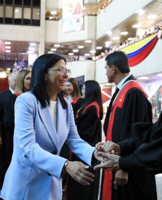 A presidente interina da Venezuela, Delcy Rodríguez, cumprimenta um membro do Supremo Tribunal de Justiça durante a abertura do novo período judicial com os magistrados do Supremo Tribunal, em Caracas. (Foto: Miraflores Palace/Handout/Reuters)