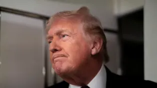 O presidente dos Estados Unidos, Donald Trump, fala com jornalistas a bordo do Air Force One, durante voo da Flórida para a Base Conjunta Andrews, em Maryland