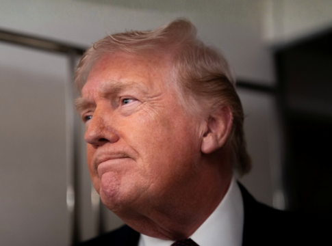 O presidente dos Estados Unidos, Donald Trump, fala com jornalistas a bordo do Air Force One, durante voo da Flórida para a Base Conjunta Andrews, em Maryland