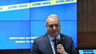 O relator da CPMI do INSS, deputado Alfredo Gaspar (União-AL), faz perguntas a depoente
