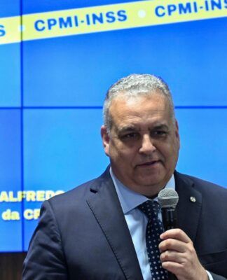 O relator da CPMI do INSS, deputado Alfredo Gaspar (União-AL), faz perguntas a depoente