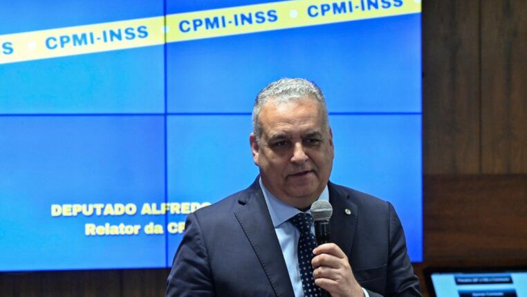 O relator da CPMI do INSS, deputado Alfredo Gaspar (União-AL), faz perguntas a depoente