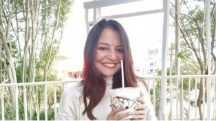 Janaína Nunes, irmã do prefeito Ricardo Nunes, toma bebida em copo plástico com canudinho