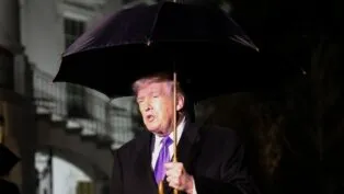 O presidente dos Estados Unidos, Donald Trump, segura um guarda-chuva enquanto fala com jornalistas ao deixar a Casa Branca com destino à Flórida