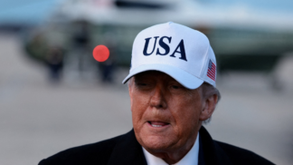 O presidente dos Estados Unidos, Donald Trump, fala com jornalistas ao retornar de Detroit, no Michigan, na Base Conjunta Andrews, em Maryland