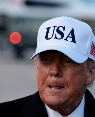 O presidente dos Estados Unidos, Donald Trump, fala com jornalistas ao retornar de Detroit, no Michigan, na Base Conjunta Andrews, em Maryland