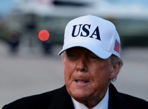 O presidente dos Estados Unidos, Donald Trump, fala com jornalistas ao retornar de Detroit, no Michigan, na Base Conjunta Andrews, em Maryland