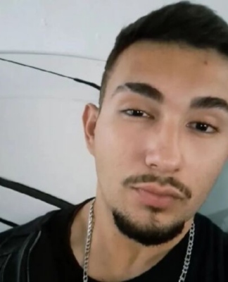 Foto retrato de Roberto Farias Thomaz, jovem que havia se perdido em trilha