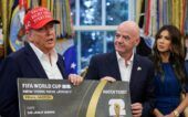 O presidente dos Estados Unidos, Donald Trump, e o presidente da Fifa, Gianni Infantino, seguram um ingresso da final da Copa do Mundo de 2026
