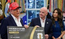 O presidente dos Estados Unidos, Donald Trump, e o presidente da Fifa, Gianni Infantino, seguram um ingresso da final da Copa do Mundo de 2026