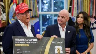 O presidente dos Estados Unidos, Donald Trump, e o presidente da Fifa, Gianni Infantino, seguram um ingresso da final da Copa do Mundo de 2026