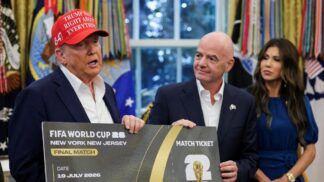O presidente dos Estados Unidos, Donald Trump, e o presidente da Fifa, Gianni Infantino, seguram um ingresso da final da Copa do Mundo de 2026
