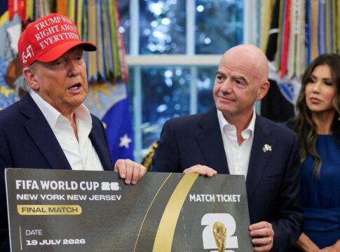O presidente dos Estados Unidos, Donald Trump, e o presidente da Fifa, Gianni Infantino, seguram um ingresso da final da Copa do Mundo de 2026