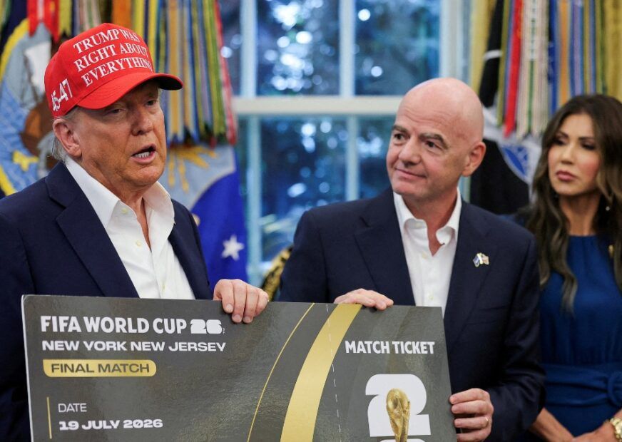 O presidente dos Estados Unidos, Donald Trump, e o presidente da Fifa, Gianni Infantino, seguram um ingresso da final da Copa do Mundo de 2026