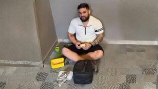 Personal trainer se alimenta no chão do banheiro de academia em Porto Velho