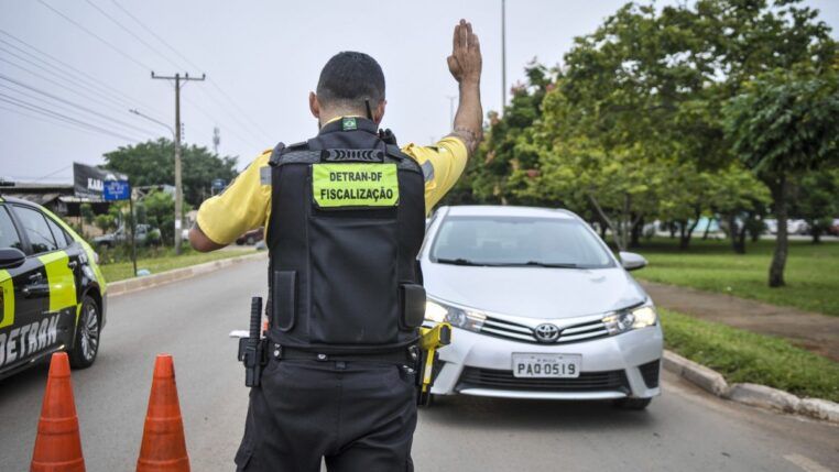Fiscalização do Detran-DF em via de Brasília