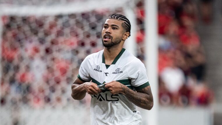 Lucas Ronier comemora o gol da vitória do Coritiba na Arena da Baixada