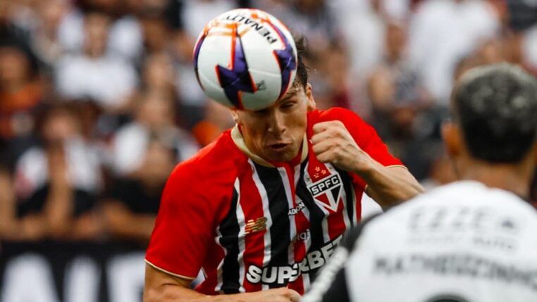 Lance de Corinthians e São Paulo em Itaquera