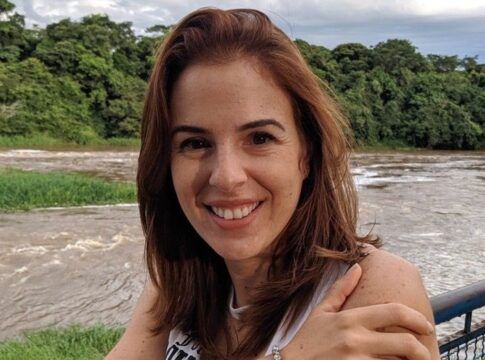 Suzane von Richthofen en foto posada