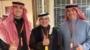 Eduardo e Flávio Bolsonaro com Sheik Salman bin Hamad Al Khalifa, Príncipe Herdeiro e Primeiro-Ministro do Reino do Bahrein