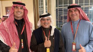 Eduardo e Flávio Bolsonaro com Sheik Salman bin Hamad Al Khalifa, Príncipe Herdeiro e Primeiro-Ministro do Reino do Bahrein