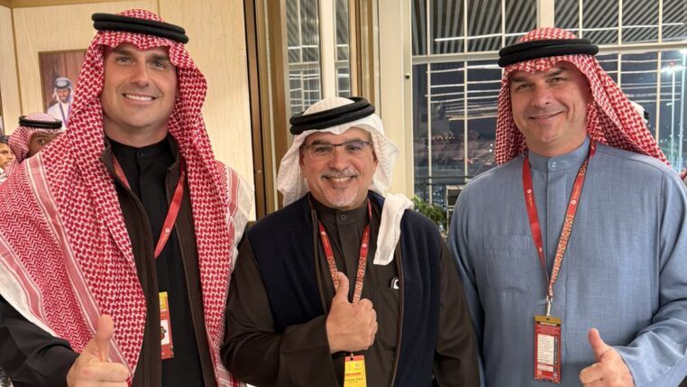 Eduardo e Flávio Bolsonaro com Sheik Salman bin Hamad Al Khalifa, Príncipe Herdeiro e Primeiro-Ministro do Reino do Bahrein