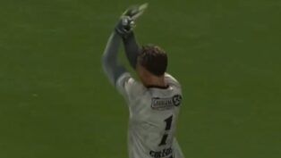 Gabriel Sena comemora em direção aos palmeirenses após pegar pênalti decisivo (Reprodução/Cazé TV)