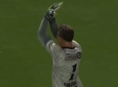 Gabriel Sena comemora em direção aos palmeirenses após pegar pênalti decisivo (Reprodução/Cazé TV)