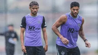 Gustavo Scarpa e Hulk participam de treino do Atlético-MG na véspera do clássico contra o América-MG (Foto: Pedro Souza/Atlético)