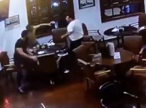 O médico Carlos Alberto Azevedo Silva Filho (de branco) briga com dois colegas em restaurante