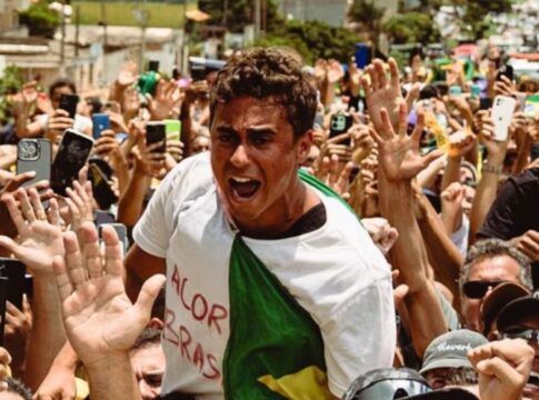 Nikolas Ferreira encerra caminhada de 240 km com ato pela anistia em Brasília