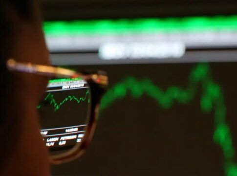 Bolsa brasileira bate recorde histórico com 165.568 pontos e dólar recua 0,62% no dia