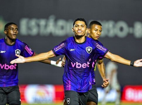 Botafogo resolve no segundo tempo, vence a Portuguesa-RJ e começa o Carioca sem sustos