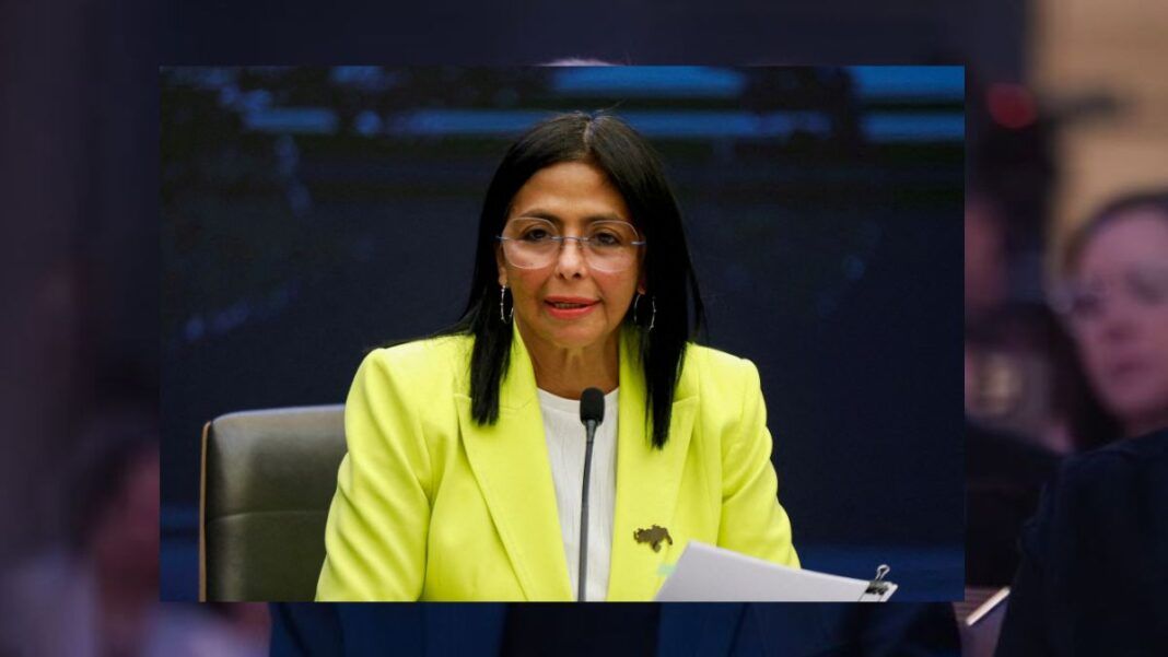 Presidente da Venezuela veste terno amarelo e fala o microfone