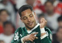 “Vitor Roque cavou o pênalti”, afirma André Galvão sobre lance polêmico