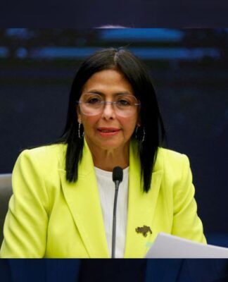 Presidente da Venezuela veste terno amarelo e fala o microfone