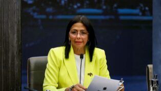 Presidente venezuelana veste terninho amarelo e fala ao microfone