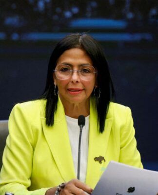 Presidente venezuelana veste terninho amarelo e fala ao microfone